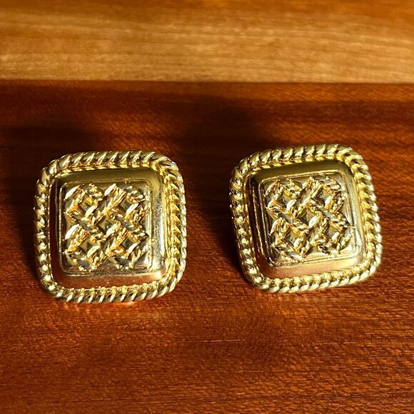 Vintage Monet Square Golden Tone Clip On Earrings - Picture 5 of 9